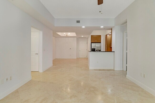 Building Photo - 701 S Olive Ave
