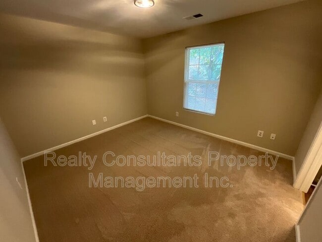 Building Photo - 1019 Manor Dr