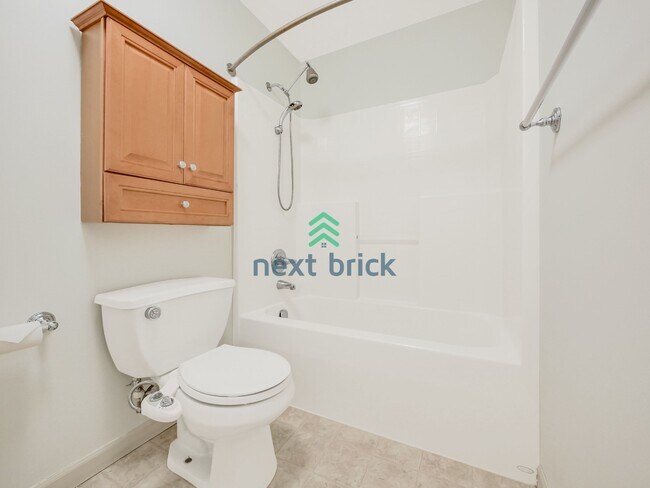 Building Photo - 4 bedroom, 2.5 Bathroom, 3 car garage Craftsman style home in Bellevue, WA