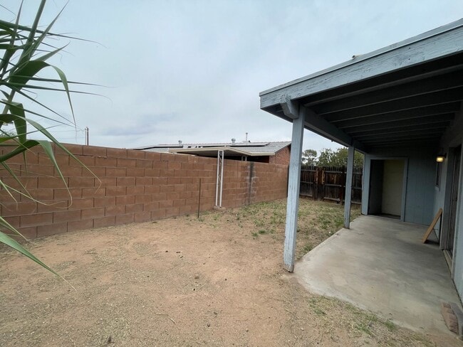 Building Photo - 2 Bedroom and 1 Bath Triplex! **MOVE IN SPECIAL**