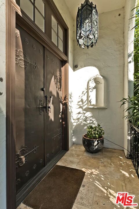 Building Photo - 2806 Nichols Canyon Rd