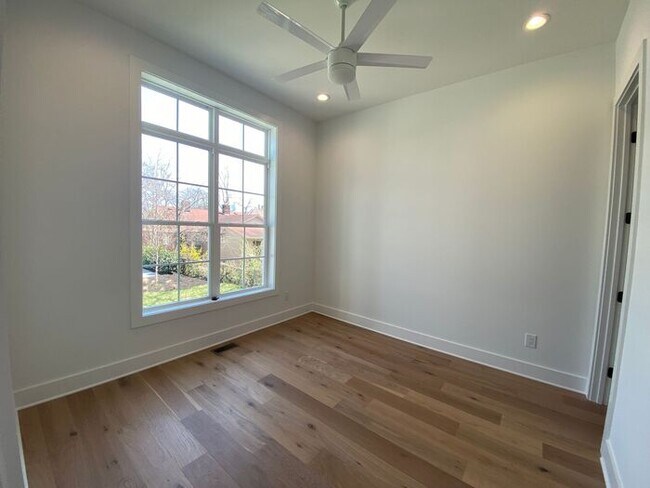 Building Photo - Luxury 4 Bed 3 Bath - 4 Minutes from Downt...