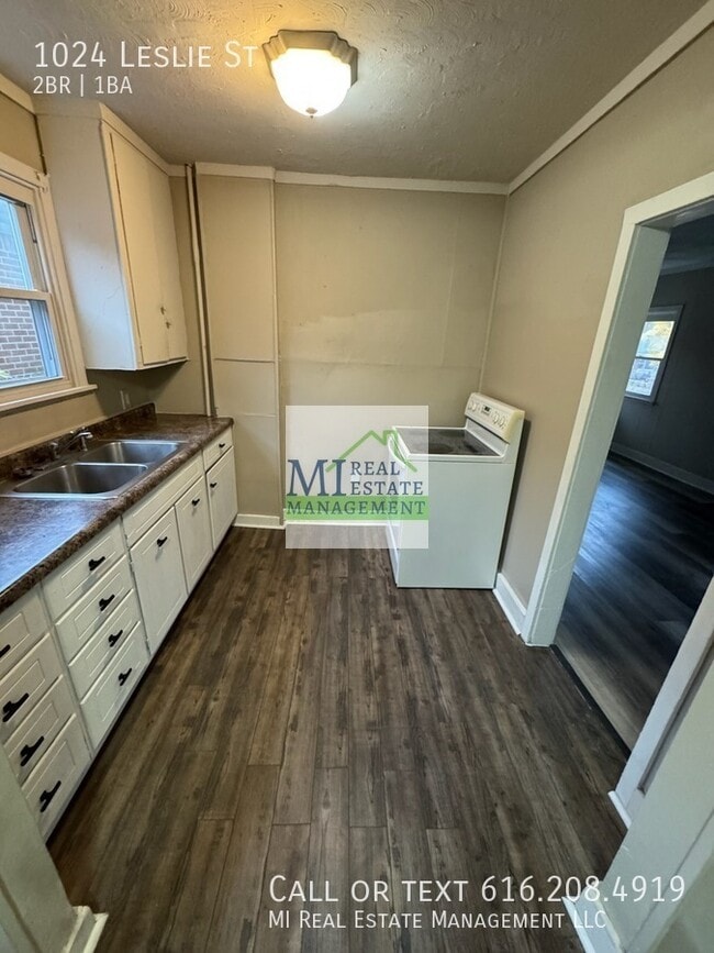 Building Photo - 1024 Leslie St