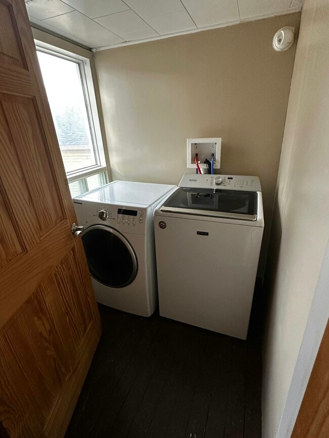 Building Photo - 240 E Main St