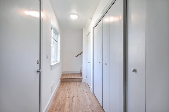 Building Photo - Beautiful 2 Bedroom 2.5 Bath Home In Everett!