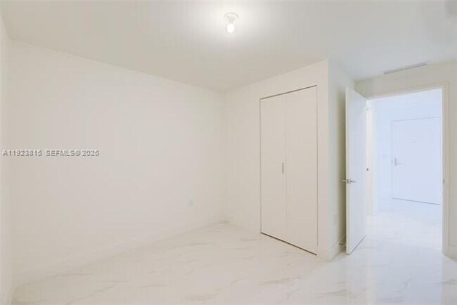 Building Photo - 700 NE 24th St