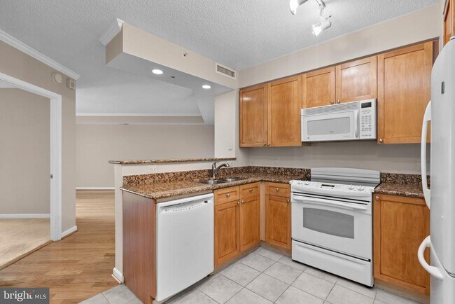 Building Photo - 3101 N Hampton Dr