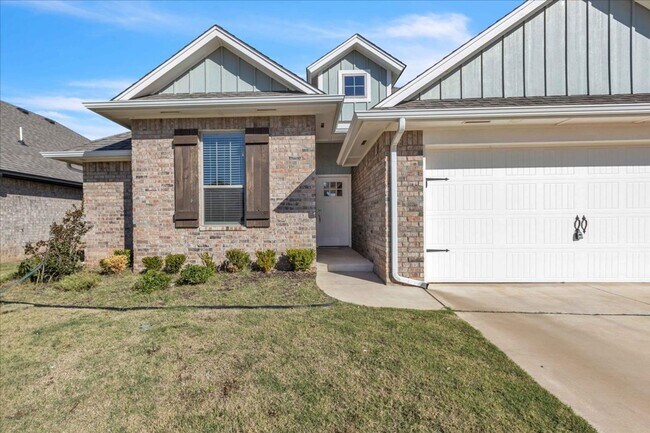 Building Photo - Nearly New Yukon Schools