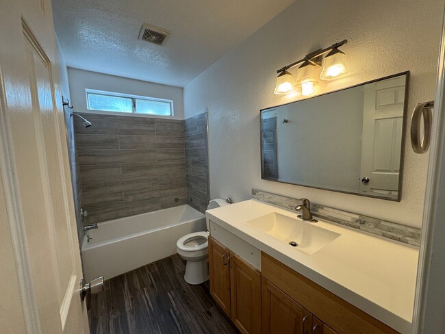 Building Photo - 3 bdrm 2 bath house on quiet cul -de-sac w...