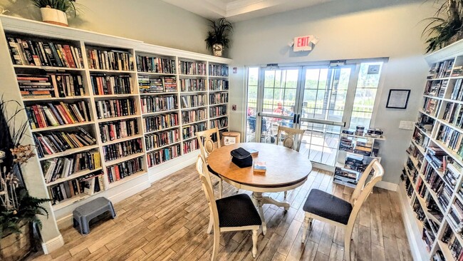 Building Photo - Seasonal/short term 2/2 vacation condo close to Anna Maria