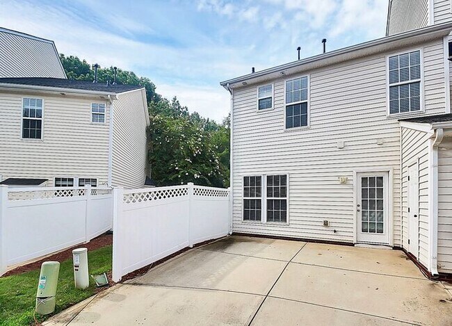 Building Photo - 2BD/2.5BA End Unit Townhome in Blakeney Greens!