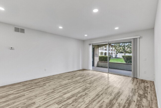 Building Photo - $500 MOVE IN SPECIAL! 2 BD, 2 BA Condo at Mission Plaza! 1000 Sq Ft w/ Great Amenities!