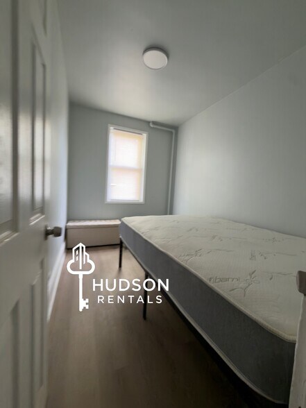 Building Photo - 87 W 20th St