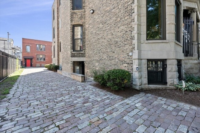 Building Photo - 2845 W Division St