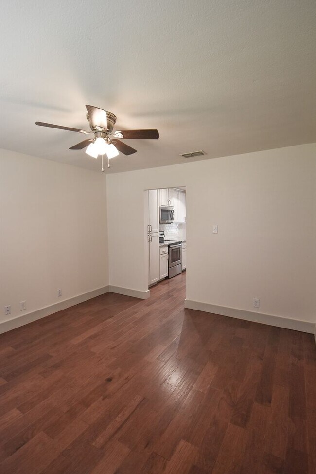 Building Photo - Lease Takeover Opportunity Available! 3 Be...