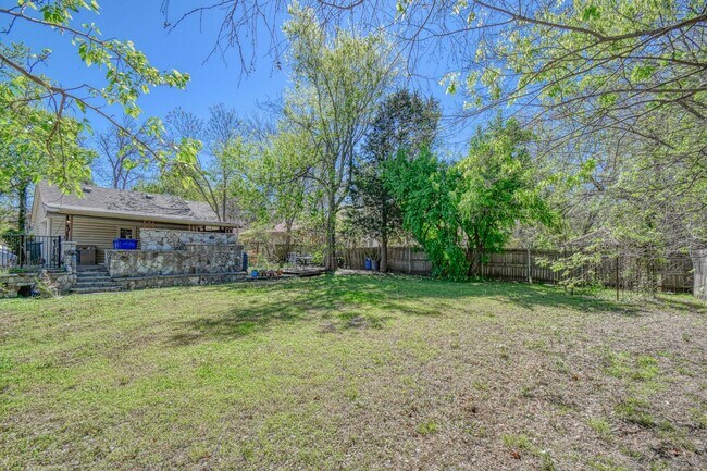 Building Photo - Charming Campus Home!