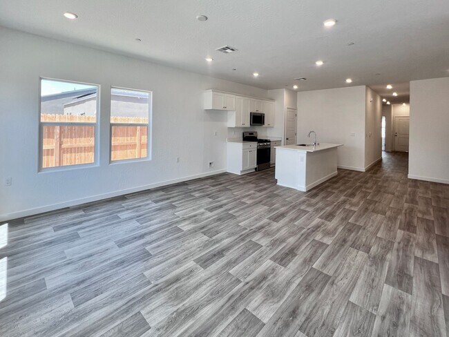 Building Photo - $2,595 Fowler & Dakota, 4 Bedroom 2 Bathro...
