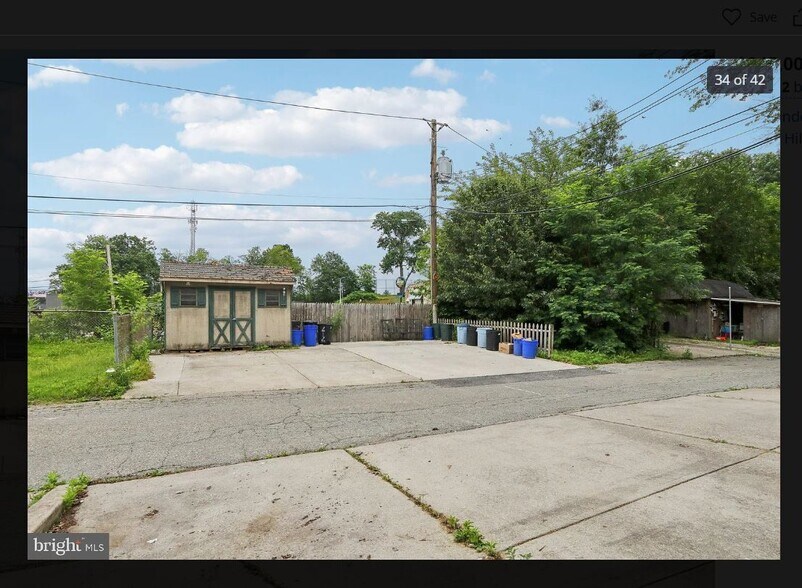 Shed + backyard space - 717 Windermere Ave