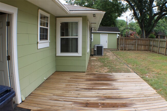 Building Photo - 808 E Tom Green St
