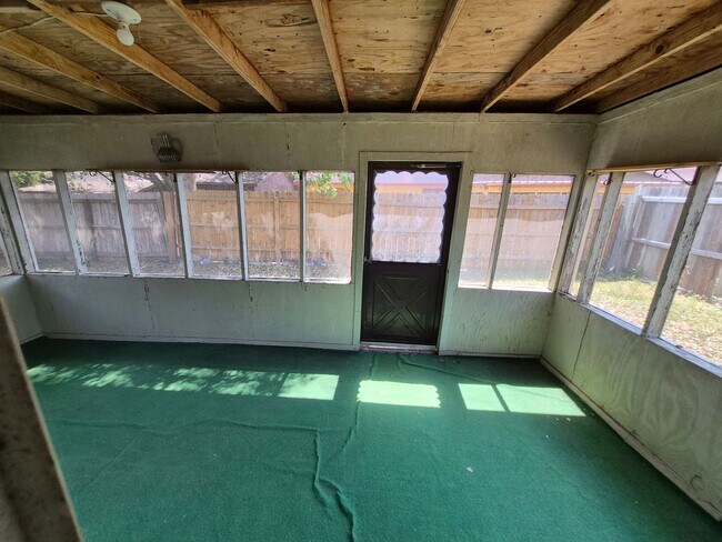Building Photo - 120 Friendswood Path