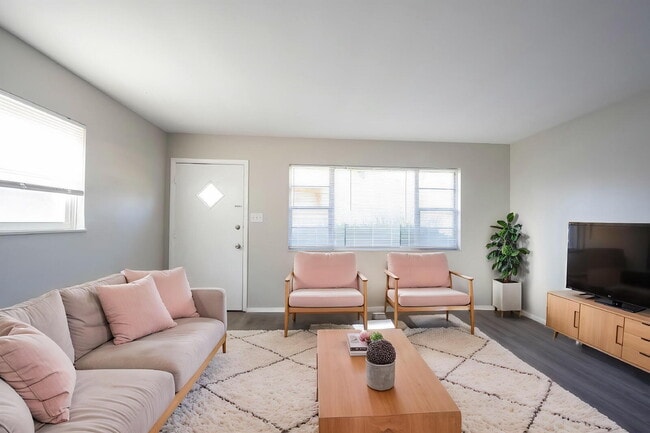 Building Photo - Charming 2-Bedroom Duplex in Indianapolis with Modern Amenities!