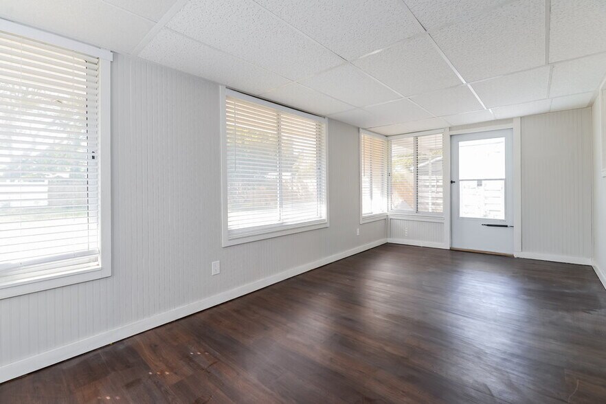 Building Photo - 4013 27th Ave W