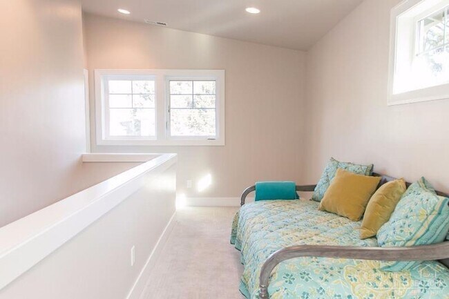 Building Photo - Darling Home Located in the Heart of NW Bend!