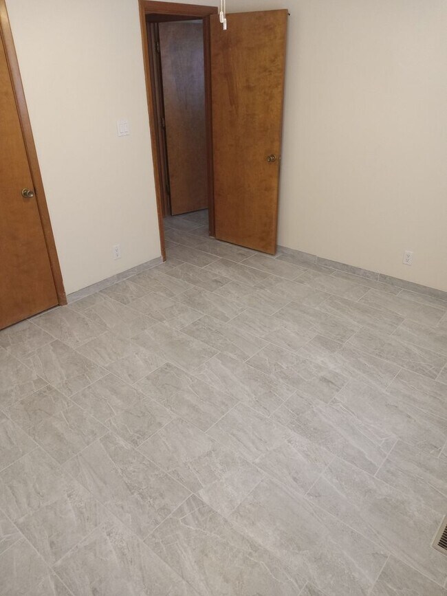 Building Photo - 4 BEDROOM 3 BATHROOM HOME IN THE VIBRANT C...