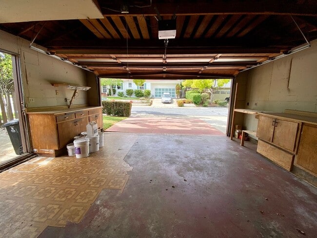 Building Photo - Renovated Single-Family Home on the Penins...