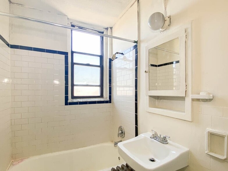 Building Photo - 3335 W Diversey Ave