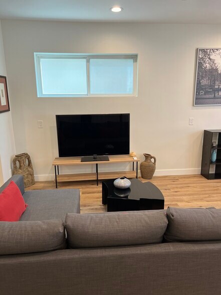 Television 55 inch - 9107 David Ave
