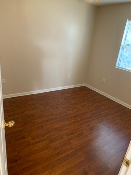 Building Photo - 530 Summer Dr