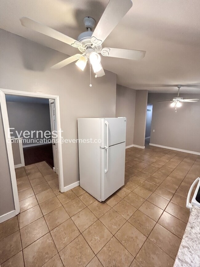 Building Photo - 560 Jamaica Pl