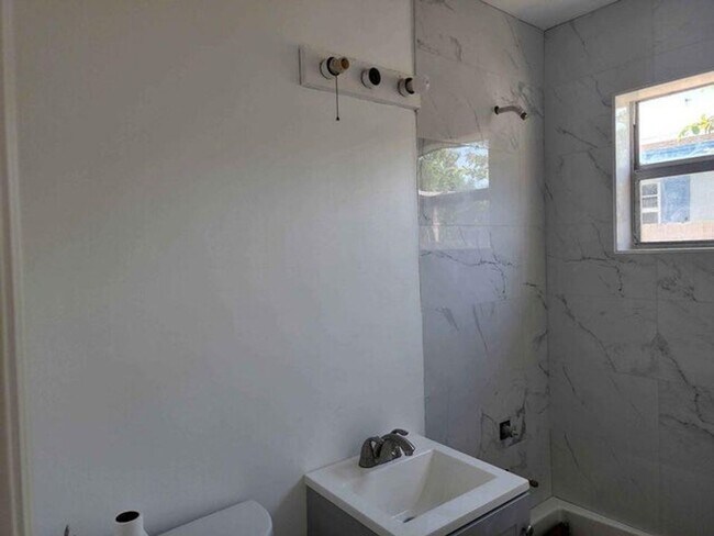 Building Photo - 117 SW 7th Ave