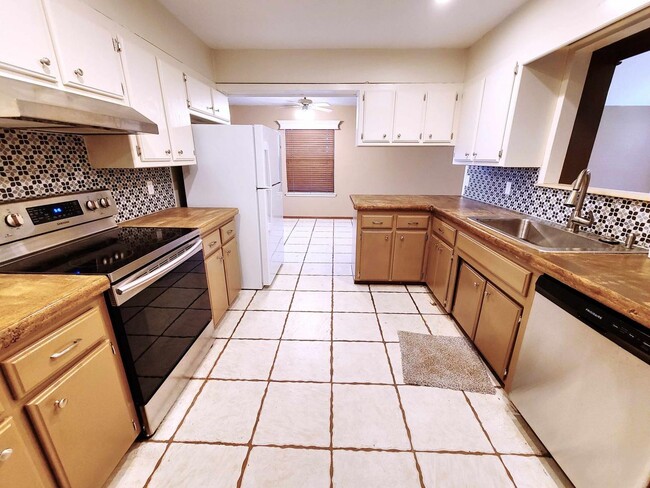 Building Photo - Spacious Living in a Prime Yukon Location