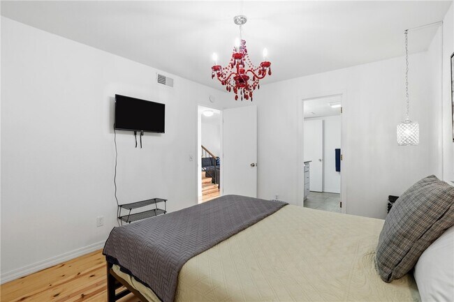 Building Photo - 10 Dogwood Dr