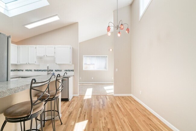 Building Photo - Charming Home in SW Portland