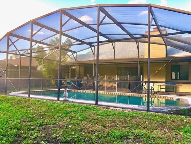 Building Photo - MOVE IN NOW! 4x3 Screened in pool home!!! ...