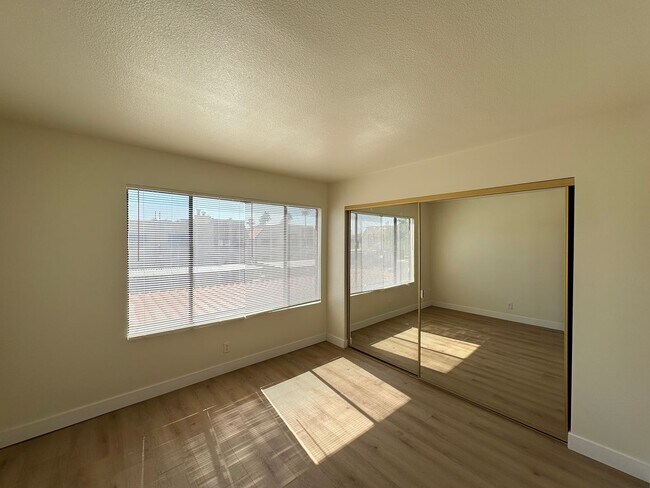 Building Photo - Condo & Newly Remodeled