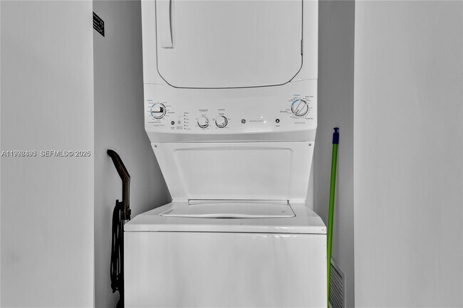 Building Photo - 3131 NE 7th Ave