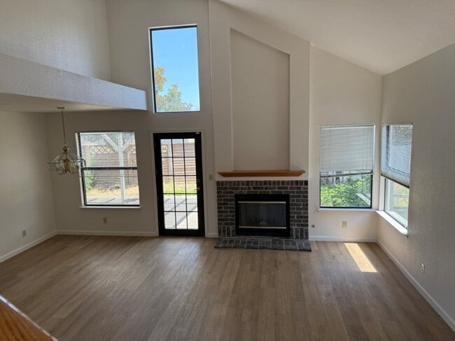 Building Photo - Modern 4 Bedroom 3 Car Garage Dixon *Star ...