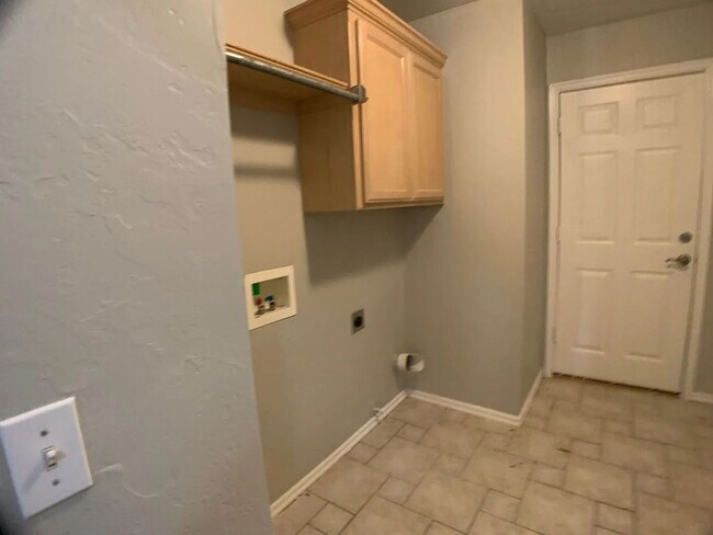 Building Photo - Spacious 4-Bedroom Home | Fenced Yard & 2-Car Garage