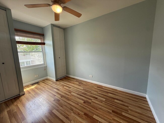 Building Photo - 1305 Kingsbury Dr