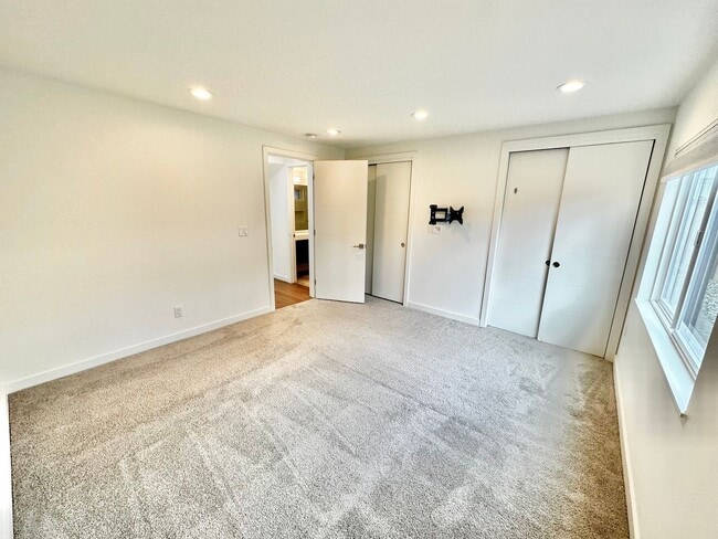 Building Photo - 6 BR / 4 BA – 4,100 SQ FT with Patio, Full...