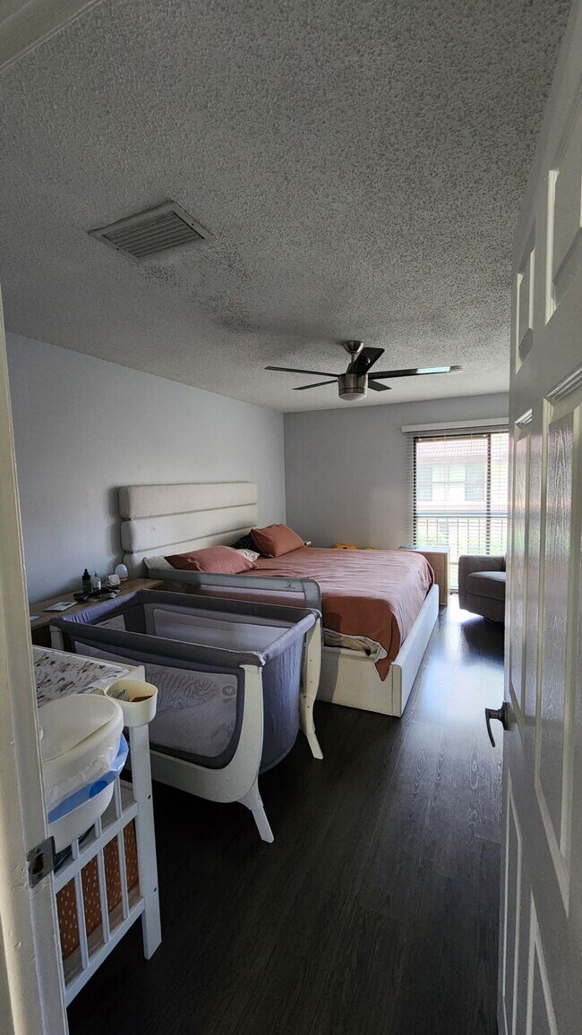 Building Photo - 4952 Sheridan St