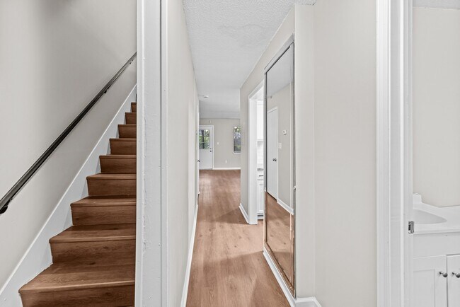 Building Photo - 646 Valley Crest Dr