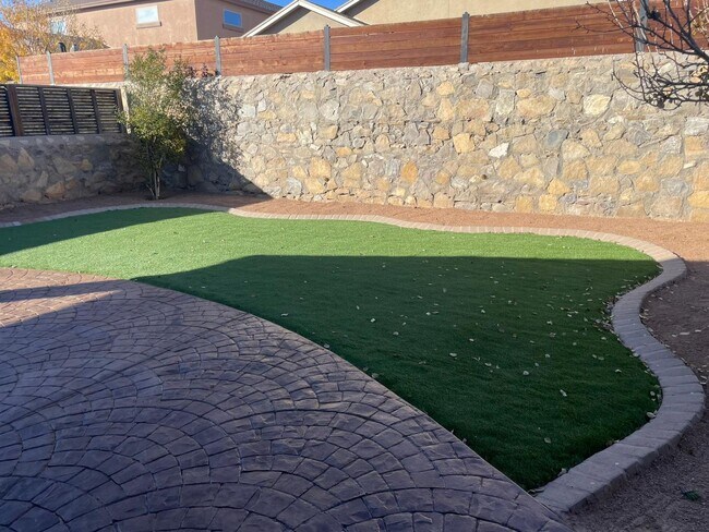 Building Photo - Amazing 3 bedroom 2 bath home in East El Paso!