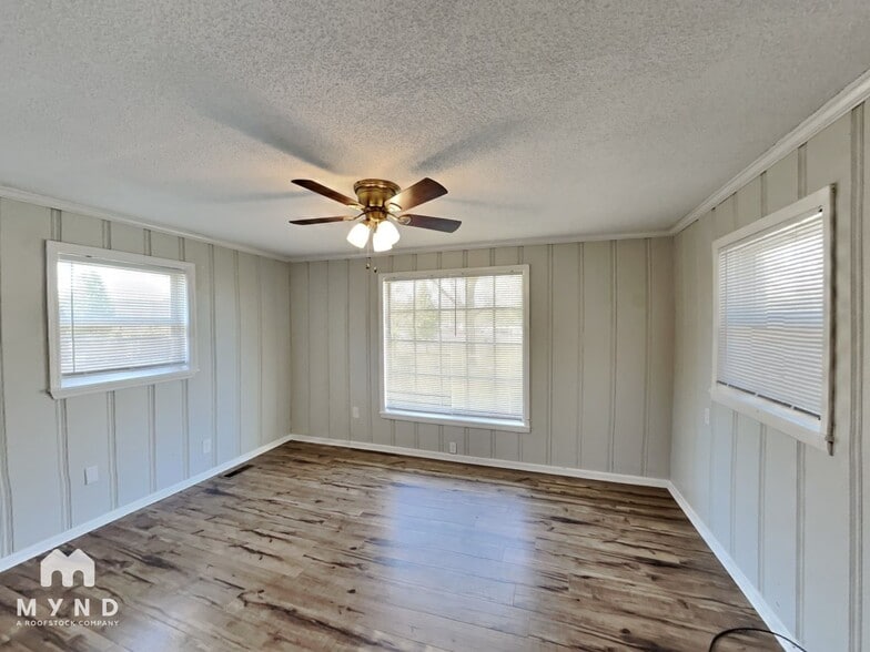 Building Photo - 616 Lewis Ave