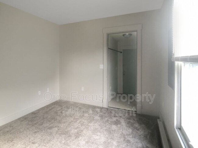 Building Photo - 930 Vine Ave