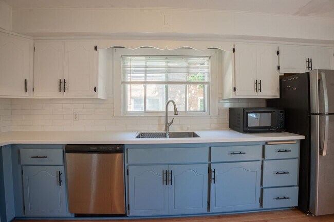 Building Photo - 2 Bed Home in the Heart of Whitefish Bay